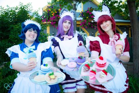 Three people cosplaying Ichigo, Zakuro, and Mint from Tokyo Mew Mew